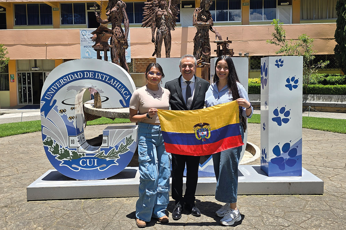 Estudiantes colombianas culminan sus estudios