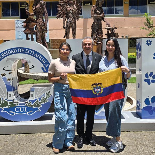 Estudiantes colombianas culminan sus estudios